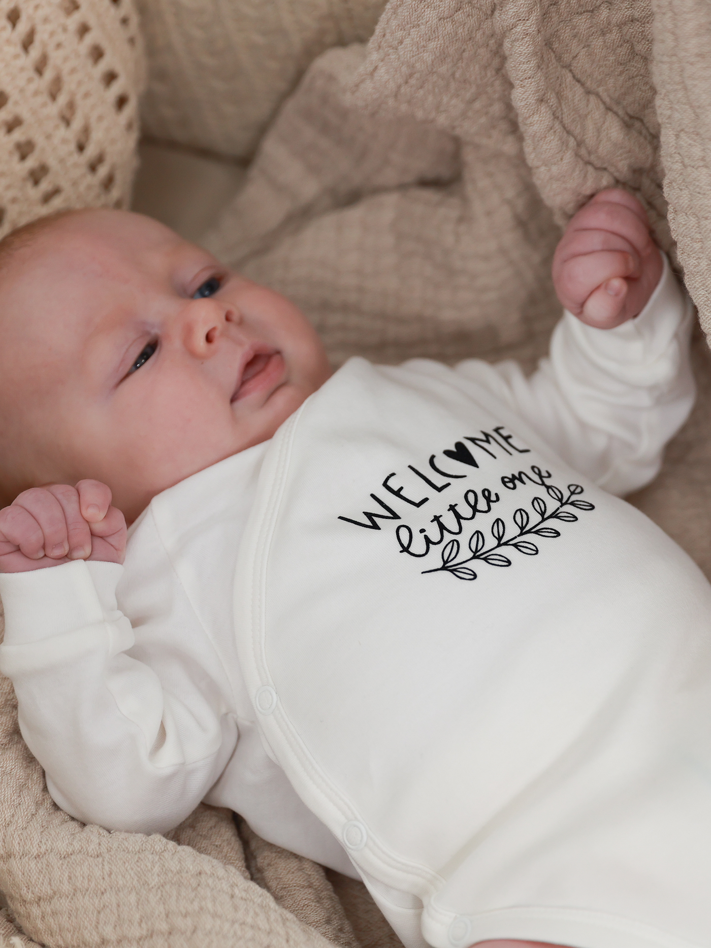 Wickelbody Olive Welcome litte one Bio-Baumwolle Lubalé Organic Cotton Babybody Geschenk zur Geburt