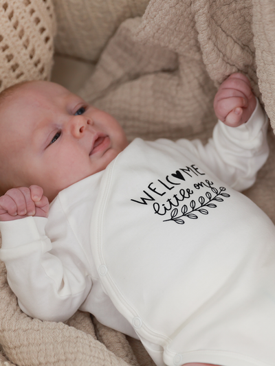Wickelbody Olive Welcome litte one Bio-Baumwolle Lubalé Organic Cotton Babybody Geschenk zur Geburt